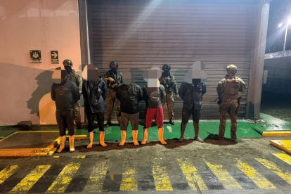 Militares incautaron 12.700 litros de gasolina artesanal durante un operativo fluvial en Esmeraldas