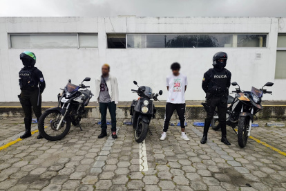 En otro operativo en Carapungo se recuperó una motocicleta y se detuvo a dos personas.