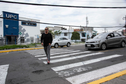 Si bien en la vía del Ferrocarril hay señalización y rompevelocidades, los peatones aseguran que cruzar por la zona es un desafío.