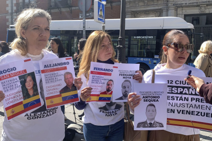 Un grupo de familiares y activistas venezolanos se concentró el lunes 12 de mayo frente al Ministerio de Asuntos Exteriores en Madrid.
