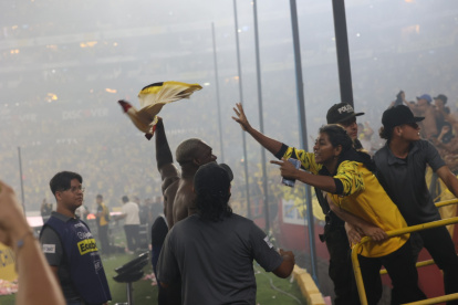 Felipe Caicedo regala su camiseta en la Sur Oscura.