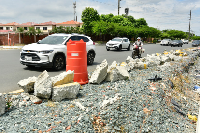 Obra inconclusa. Polvo y múltiples obstáculos para caminar es lo que se observa a lo largo de la avenida. Las familias aseguran que las labores se paralizaron hace más de dos meses.