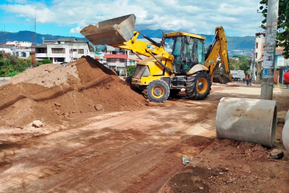 La Epmaps dijo que luego de la reparación de la tubería, el servicio de agua potable se restablecería en La Merced.