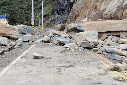 En el kilómetro 49 de la vía  Cuenca- Molleturo- El Empalme está cerrado por un deslizamiento de gran magnitud.
