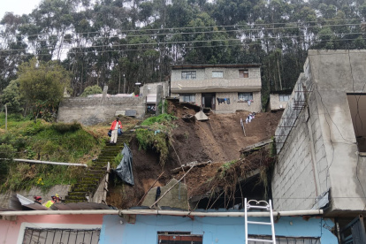 El talud cedió por la saturación del suelo en la zona de Santa María de Cotocollao, en el norte de Quito.