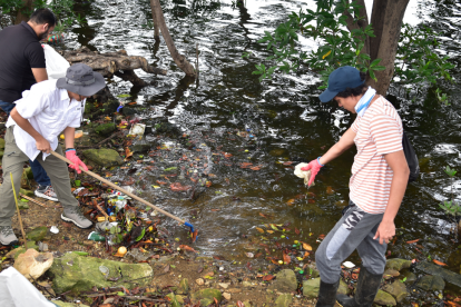 El personal Municipal también participó de la minga en el estero Salado del pasado sábado