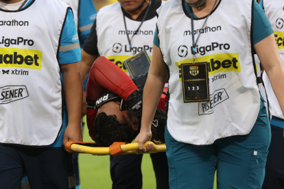 José Contreras fue retirado en camilla al minuto 19 del Clásico del Astillero.