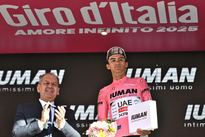 El ciclista Isaac Del Toro Romero, del UAE Team Emirates, en el podio con el jersey de líder de la clasificación general del Giro.