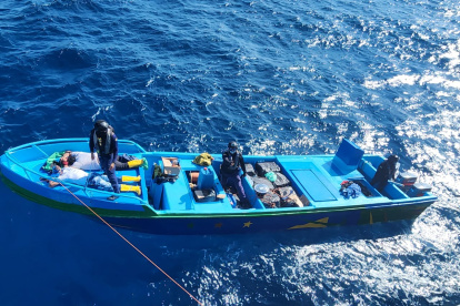Miembros de la Armada del Ecuador custodian cargamento con presunta droga incautado en altamar frente a Santa Elena