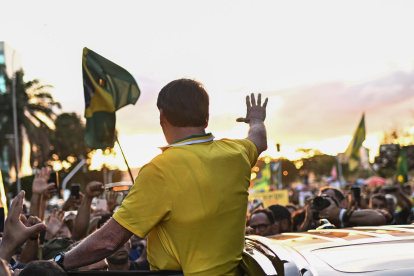 El expresidente Jair Bolsonaro saluda a sus simpatizantes este miércoles 7 de abril de 2025, en un acto que pide una amnistía para los condenados por la asonada de enero de 2023, en Brasilia (Brasil).