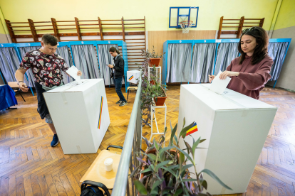 Votantes sufragan en un colegio electoral de Bucarest, Rumanía, el 18 de mayo de 2025, durante la segunda vuelta de las elecciones presidenciales.