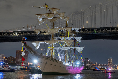 Fotografía del buque escuela mexicano Cuauhtémoc junto al puente de Brooklyn, en Nueva York (EE.UU.