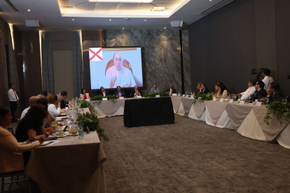 Think Tank conversatorio en el centro de convenciones de la UESS.