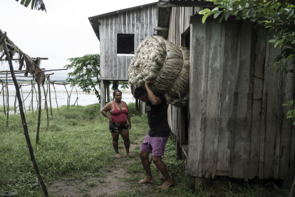 Un agricultor carga fardos de fibra de malva este domingo, en la comunidad de Boca do Supiá, en la ciudad de Manacapuru (Brasil).
