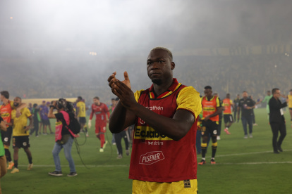 Felipe Caicedo estuvo 45 minutos comandando el ataque de Barcelona junto a Octavio Rivero.