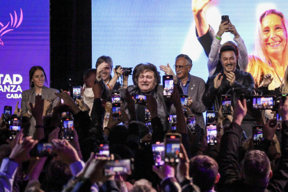 El presidente de Argentina, Javier Milei (c), habla sus seguidores este domingo, en Buenos Aires (Argentina).
