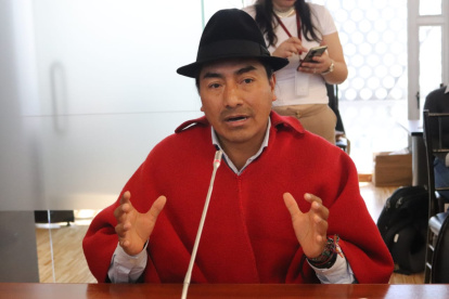 Leonidas Iza, presidente de la CONAIE, en una rueda de prensa. La organización rechazó la ley económica del Gobierno.