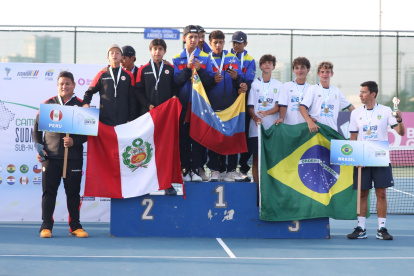 La delegación masculina de Venezuela como campeón del torneo, junto a Perú que fue segundo y Brasil, tercero.