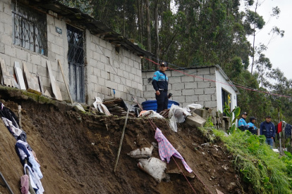 Tras las  lluvias del lunes, un deslizamiento de tierra afectó  viviendas. Algunas quedaron al borde de la ladera.