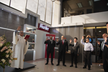 El evento inició con la bendición del centro.