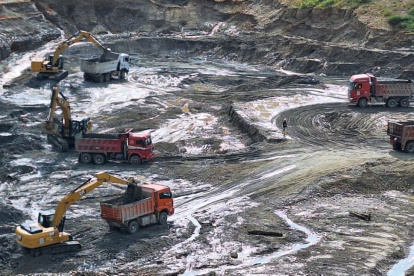 Trabajadores de una minera exigen los pagos de sus sueldos.