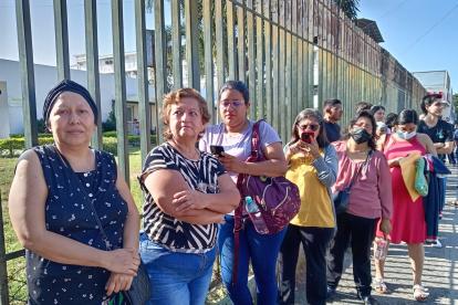 En primer plano está Delia Paz, paciente con cáncer, esperando recibir atención en el hospital del IESS sur.