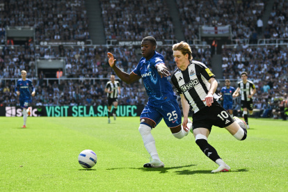 El centrocampista ecuatoriano Moisés Caicedo durante el partido de fútbol de la Premier League inglesa entre el Newcastle United y el Chelsea en St James" Park.