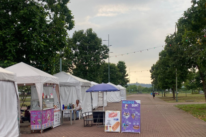 En áreas como Parque Samanes hay carpas, canchas, y otros espacios.