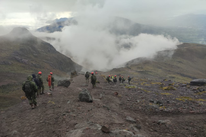 Bomberos de Latacunga y militares llegaron hasta el lugar donde debía llegar Patricio Factos, quien desapareció en medio del páramo.