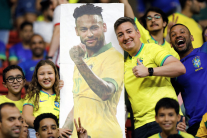 Un aficionado de Brasil posa junto a una foto del delantero brasileño Neymar en el partido de fútbol de las eliminatorias sudamericanas de la Copa Mundial de la FIFA 2026.