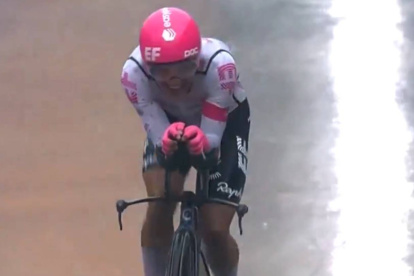Richard Carapaz tuvo lluvia en la parte final de la crono.