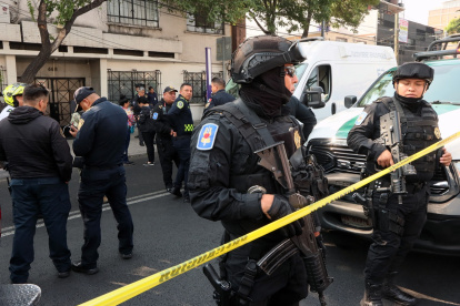 Agentes de policía hacen guardia cerca de la escena del crimen del asesinato de José Muñoz y Ximena Guzmán en la Ciudad de México el 20 de mayo de 2025.