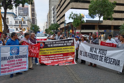 Jubilados del IESS cerraron la avenida 9 de Octubre, este martes 20 de mayo.