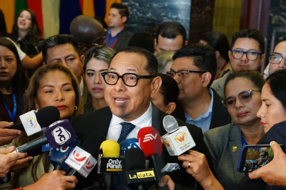 El asambleísta del correísmo Ronal González durante la rueda de prensa.