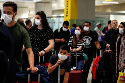 Personas usan máscaras como precaución contra la propagación de la COVID-19 en marzo de 2020 en Sao Paulo (Brasil).