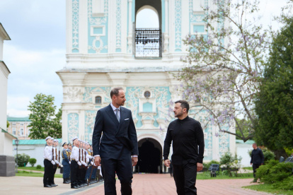 El presidente ucraniano Volodymyr Zelensky (D) y a Haakon, príncipe heredero de Noruega (I) reunidos en Kiev, Ucrania, el 20 de mayo de 2025.