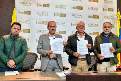 Antonio Sanguino (2i); el ministro de Salud, Guillermo Alfonso Jaramillo (2d); y el ministro del Interior, Armando Benedetti (d), y el secretario del Senado de la República, Diego Alejandro González (i), este 19 de mayo de 2025 en Bogotá (Colombia).