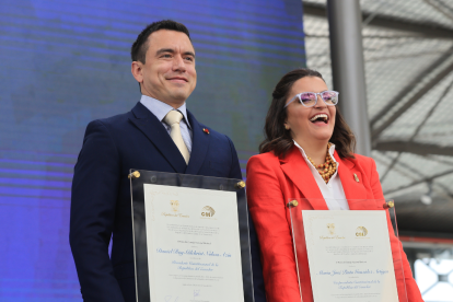 Daniel Noboa y María José Pinto durante la entrega de sus credenciales.