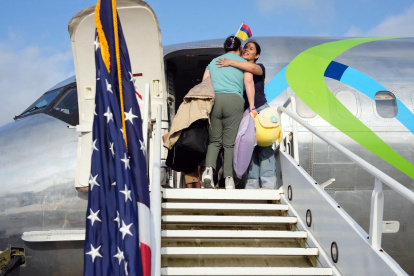 Fotografía publicada por la secretaria de Seguridad Interna, Kristi Noem, en su cuenta oficial de la red social X (@Sec_Noem) de una colombiana embarcando en el primer vuelo de autodeportados de Trump.