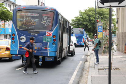 BUSES DE LA CALLE ESMERALDAS FECHA:05/11/2024 PERIODISTA:DIEGO ALVARADO AG-PERIODISTA AG-GUAYAQUIL AG-GRANASA