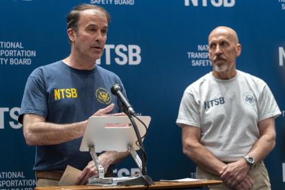 Los miembros de la junta Nacional de Seguridad en el Transporte (NTSB) Brian Young (i) y Michael E. Graham hablan en una rueda de prensa este 19 de mayo de 2025, en Nueva York (Estados Unidos).