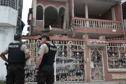 Daños. Los explosivos han causado afectaciones estructurales en viviendas, vehículos y aceras. La Policía investiga si los 3 casos tienen relación.