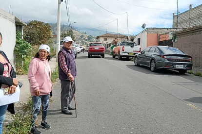 Por donde pasaría la calle es en medio de dos propiedades.