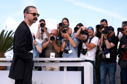 Shia Labeouf durante la sesión de fotos por el estreno de "Slauson Rec" en Cannes 2025.