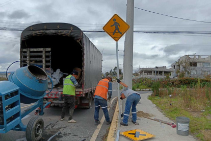 Las colocaciones de las señaléticas preventivas en el sur de Ambato buscan reducir accidentes de tránsito.