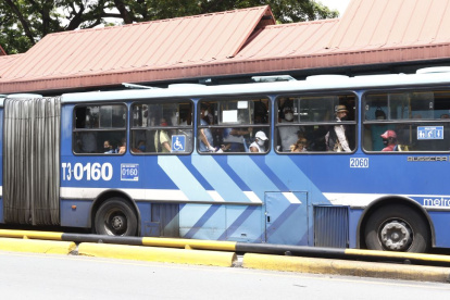 Imagen referencial. Una unidad de la Metrovía recibió ataques de estudiantes.