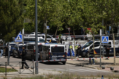 Agentes de policía trabajan cerca del cuerpo del exdiputado ucraniano Andrey Portnov después de que fuera asesinado a tiros frente a la escuela de sus hijos en Pozuelo de Alarcón, cerca de Madrid, el 21 de mayo de 2025.