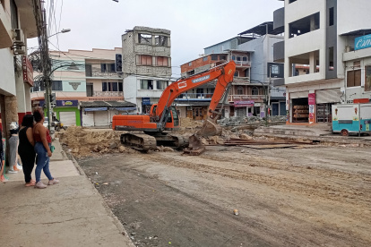 La emblemática vía, columna vertebral del casco urbano y punto neurálgico para el turismo y el comercio local, cuyo nombre recuerda la fecha de cantonización de Playas  en el año 1989, comenzó a ser intervenida tras más de tres décadas sin atención estructural