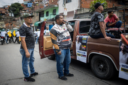 Fotografía del 16 de mayo de 2025 de simpatizantes de un partido político opositor al Gobierno nacional en un acto de campaña en Caracas (Venezuela).
