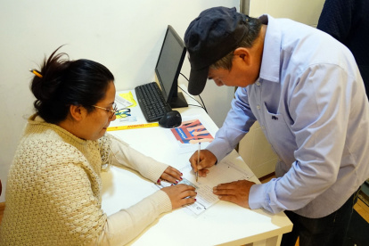 Voluntarios se ubican en distintos puntos de Quito para recolectar las firmas.